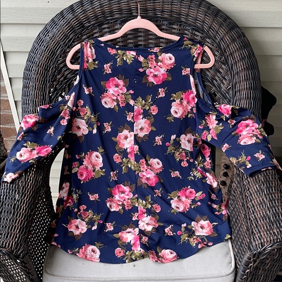 Discreet Floral Top 1X - Picture 9 of 9